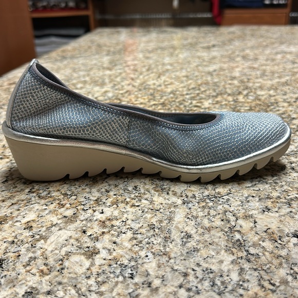 NWOT WOMENS “THE FLEX” COMFORT WEDGES SIZE 6 1/2 COLOR IS A SILVERY LIGHT BLUE - Picture 4 of 12